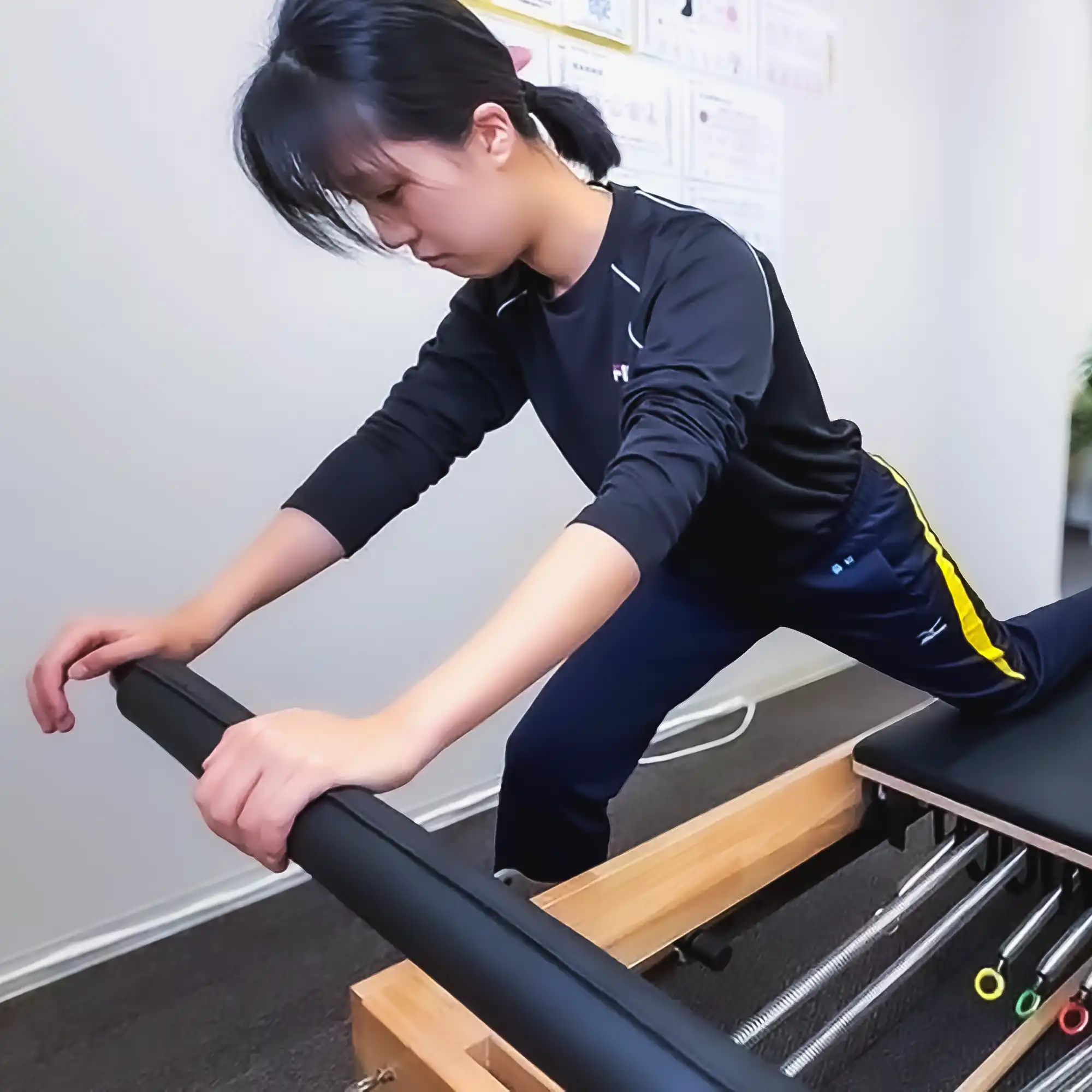 ピラティスマシンを使用する女性